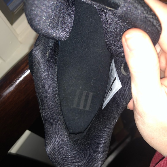 KYRIES - Picture 6 of 10